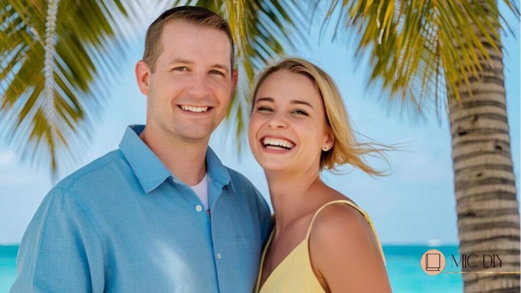 casal na praia sorrindo pra foto