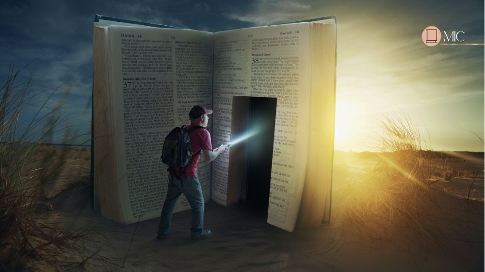 um homem segurando uma lanterna, entrando dentro da biblia
( profundidade)