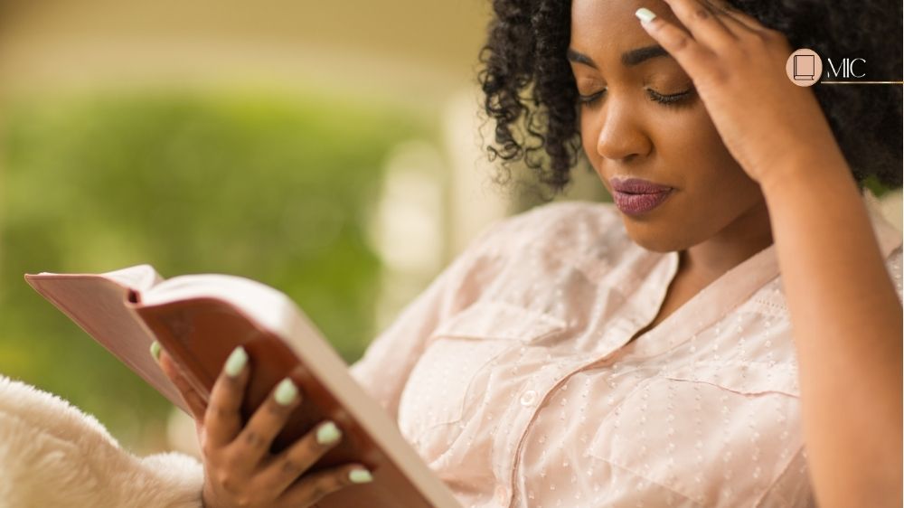 mulher orando com a biblia na mão ,Um Chamado à Profundidade Espiritual