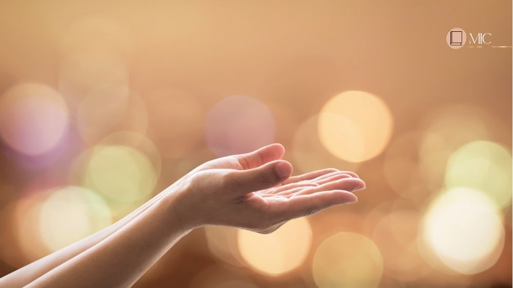 mãos juntas orando, Um Chamado à Profundidade Espiritual