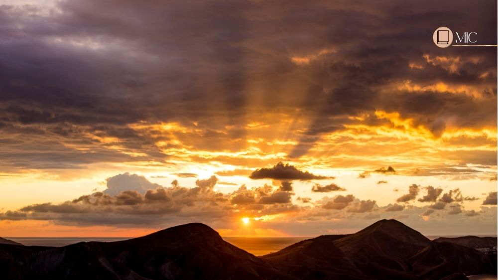 amanhecer alaranjado,Um Chamado à Profundidade Espiritual