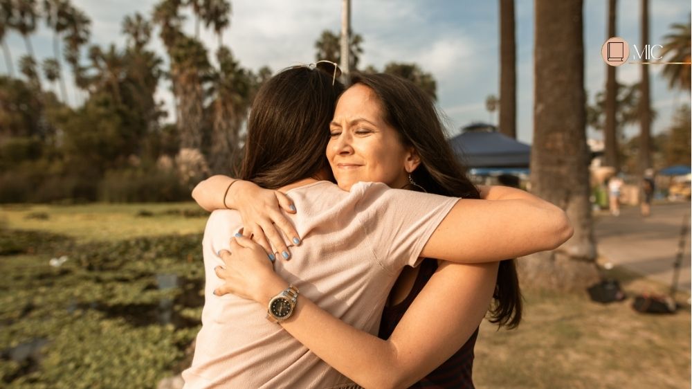 duas mulheres se abraçando - reconciliação