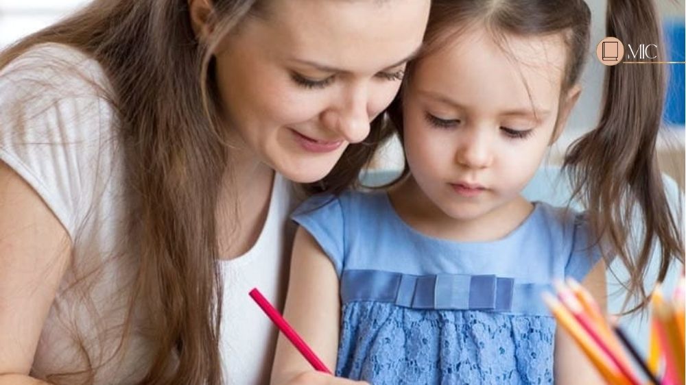 mãe ajudando a filha a pintar