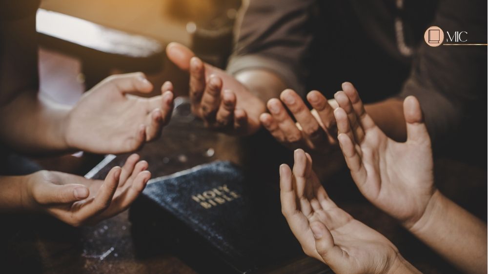 Grupo de pessoas orando sobre a biblia, o poder da oração