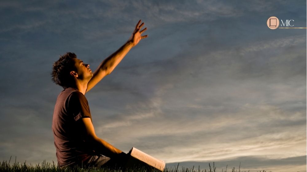 homem orando com a biblia na mao, o poder da oração
