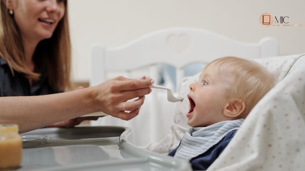 mãe alimentando o bb- Deus te escolheu para um propósito