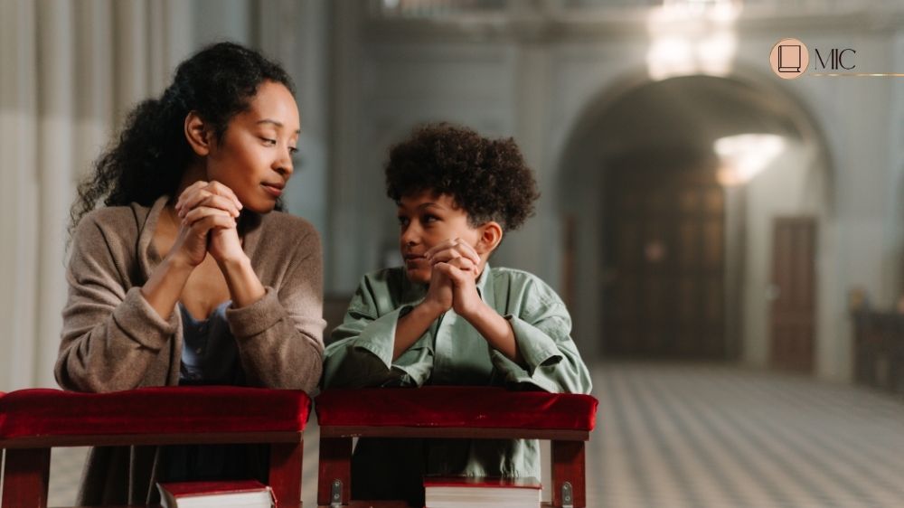 Mãe com filho orando na igreja - Mães da Bíblia