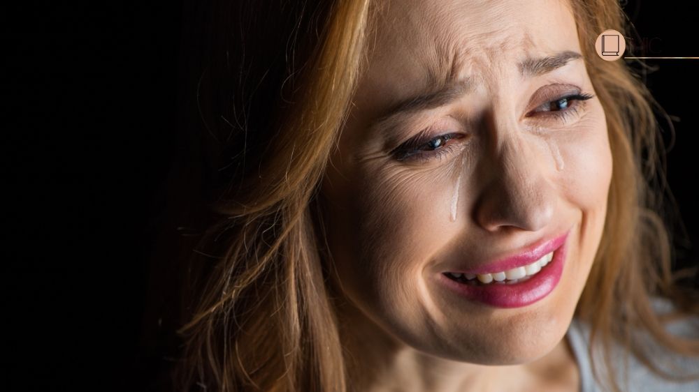 Mulher chorando e rindo ao mesmo tempo _ Mães da Bíblia