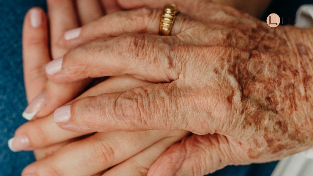 Mão de mulher mais velha segurando a mão da uma mulher mais nova- Mães da Bíblia