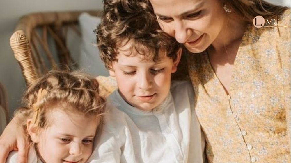 Mãe com com os filhos _ Uma Mãe Cristã