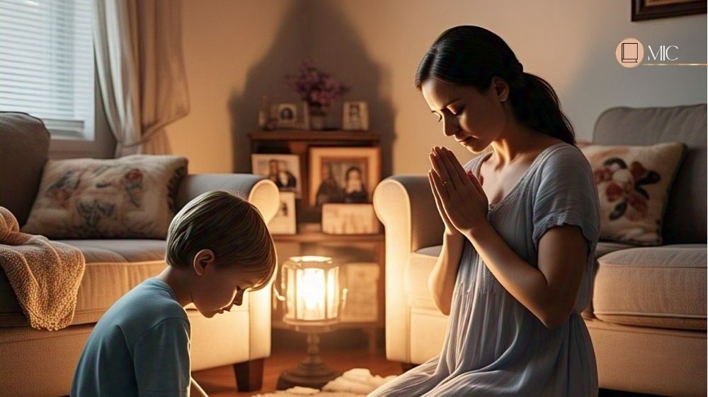 Mãe orando com o filho - Uma Mãe Cristã