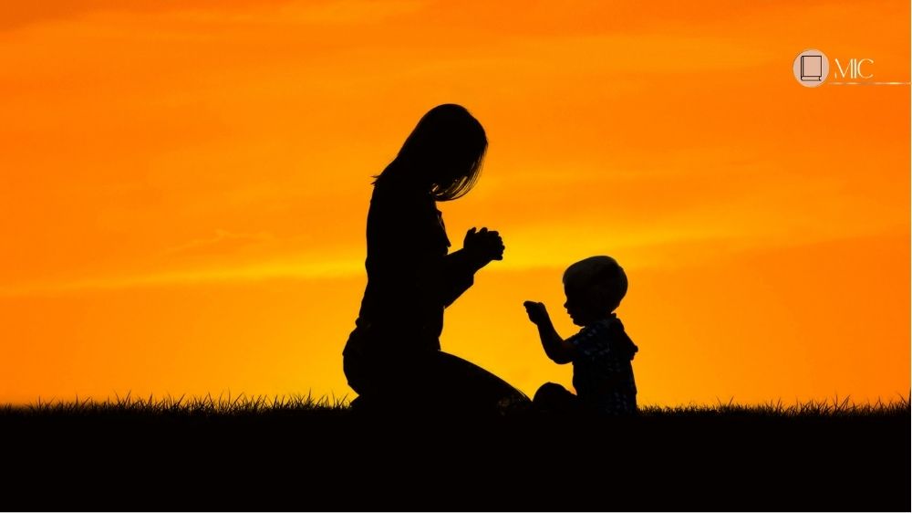 mãe orando com os filhos - Uma Mãe Cristã